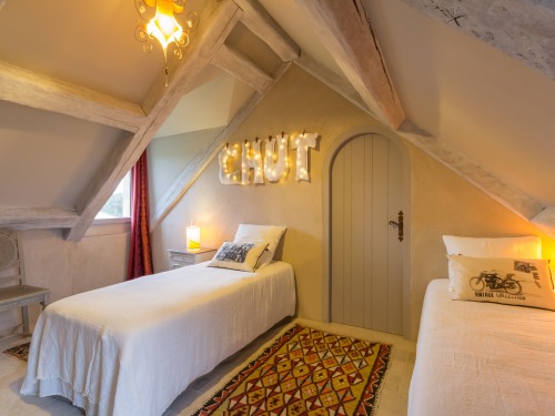 chambre comprenant deux lits de 90cm X 190cm ou un lit de 180cm
