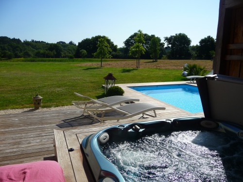 Piscine en prolongement de l'espace détente avec spa et hammam