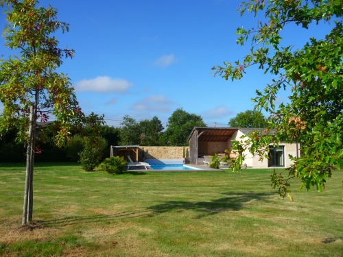 la piscine dans le jardin