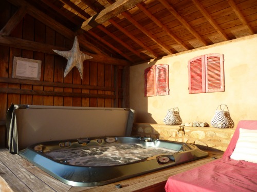 spa jacuzzi sous appentis