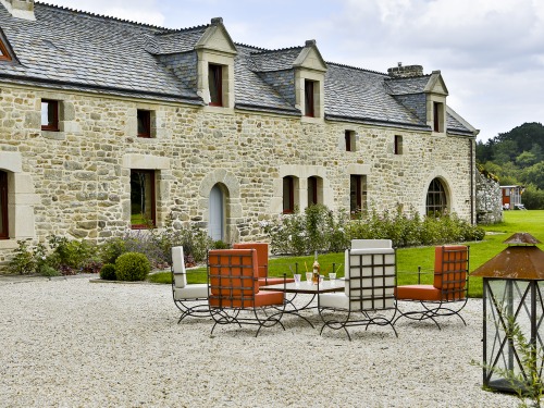 salon de jardin dans la cour gravillonée