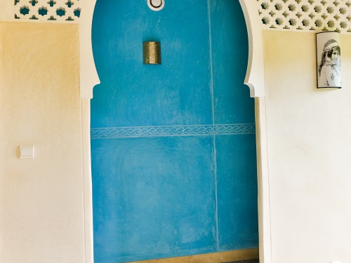 porte orientale dessinée à l'entrée de la douche et lavabo