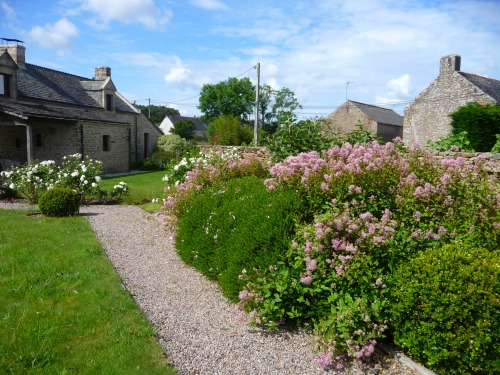 accueil fleuri depuis le parking