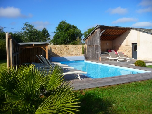 la piscine à proximité de l'espace détente