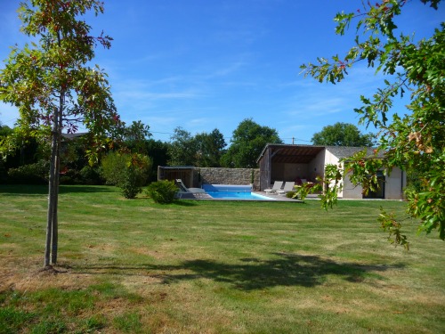 la piscine et l'espace détente vus du jardin