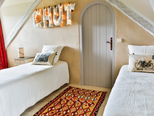 chambre comprenant deux lits de 90cm X 190cm ou un lit de 180cm
