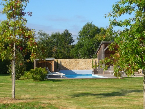 la piscine se situe dans le très grand parc arboré