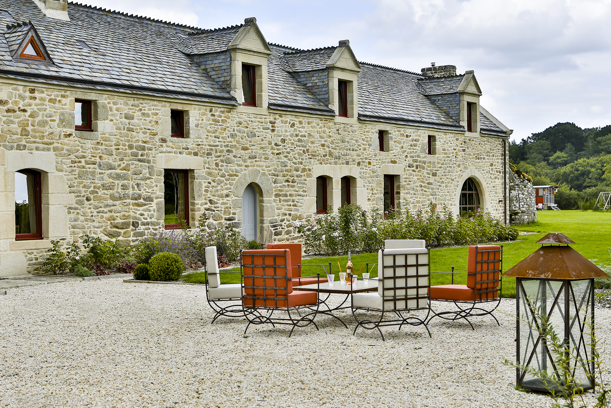 salon de jardin dans la cour gravillonée